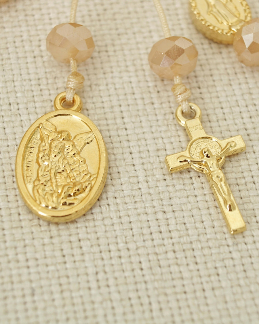 Medallas y crucifijo de la Bendicion del Hogar en bronce bañado en oro de 24k.