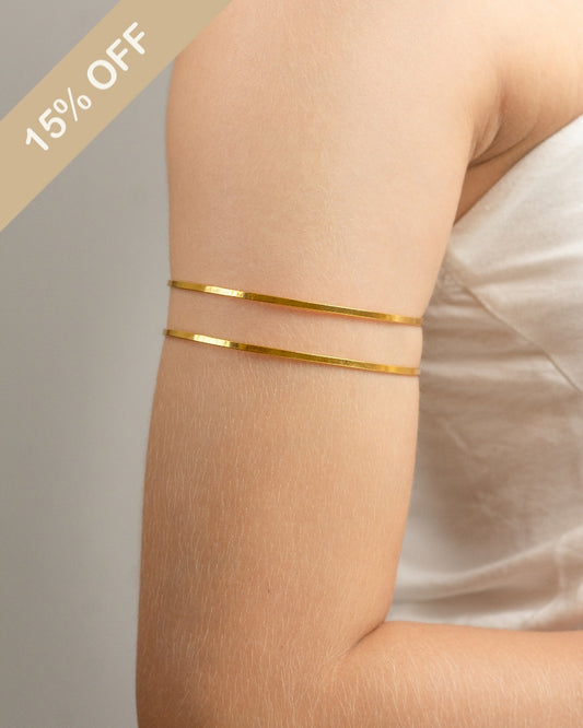 Brazalete doble dorado, accesorio elegante y moderno para realzar cualquier outfit.