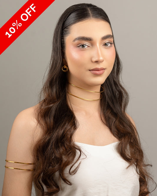 Choker doble dorado, minimalista y sofisticado, ideal para un look elegante.