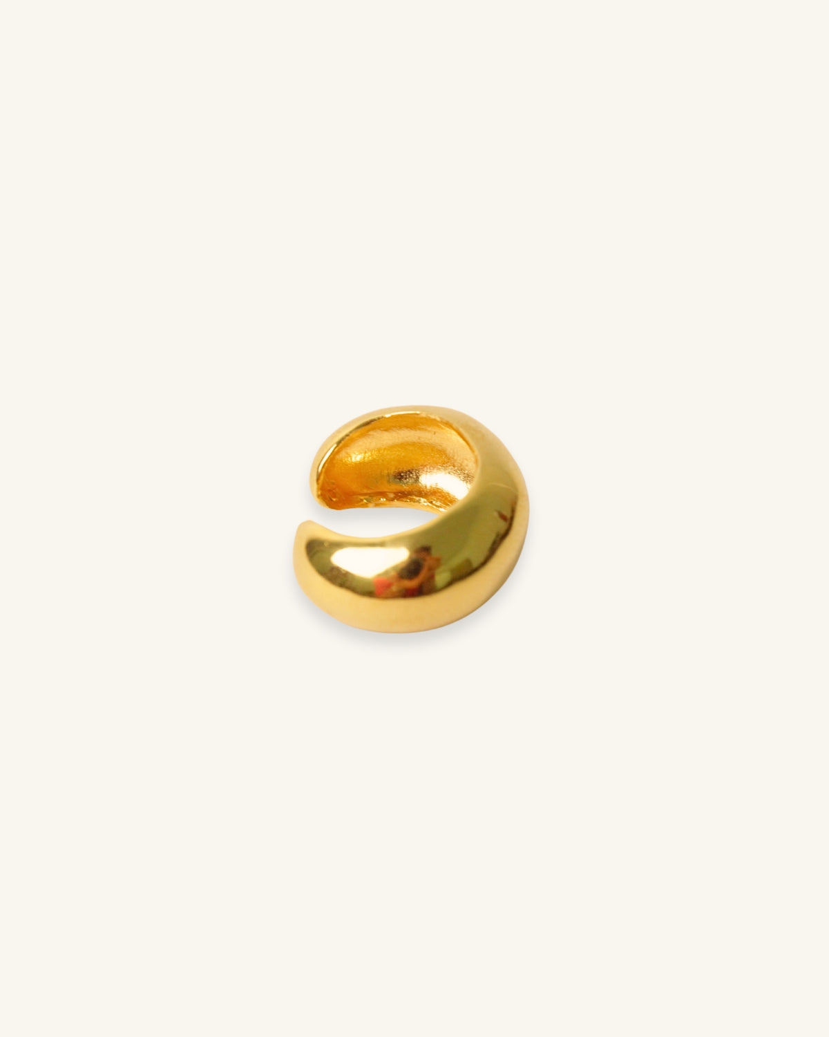 Detalle del diseño del Earcuff Chunky, un complemento sofisticado y versátil para cualquier ocasión.
