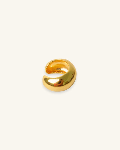 Detalle del diseño del Earcuff Chunky, un complemento sofisticado y versátil para cualquier ocasión.