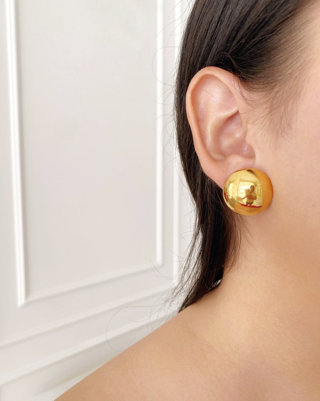 Tamaño real de los topos de circulos sencillos dorados, perfectos para un look discreto y sofisticado.
