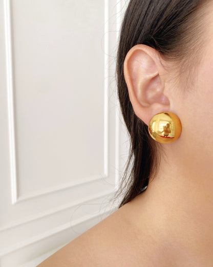 Tamaño real de los topos de circulos sencillos dorados, perfectos para un look discreto y sofisticado.