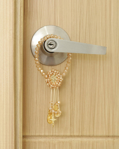 Bendicion del Hogar colgada en la puerta, símbolo de protección y fe.