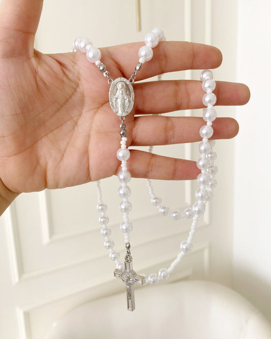 Camandula de novia plateada con perlas blancas y cruz, un accesorio elegante y significativo para bodas religiosas.