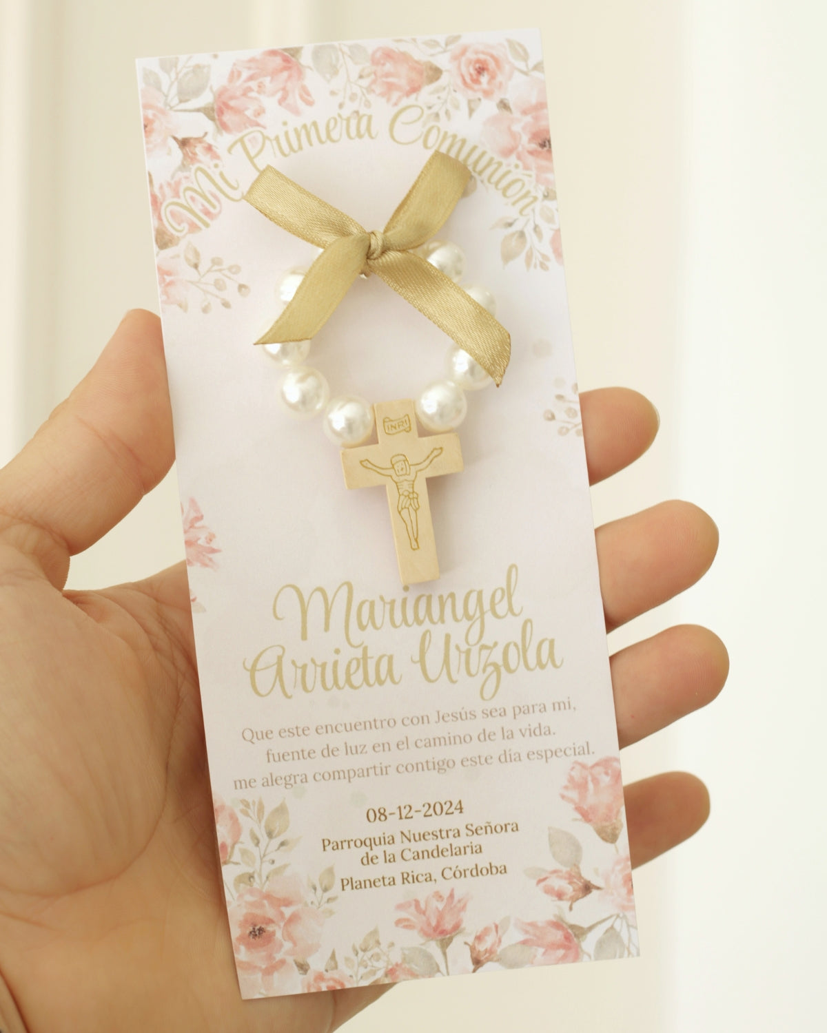 Vista detallada de Denario de Perlas por docena y tarjeta personalizada para celebraciones católicas especiales.