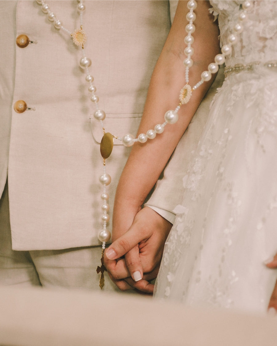 Lazo de boda dorado, símbolo de unión y amor en ceremonias de boda catolica.