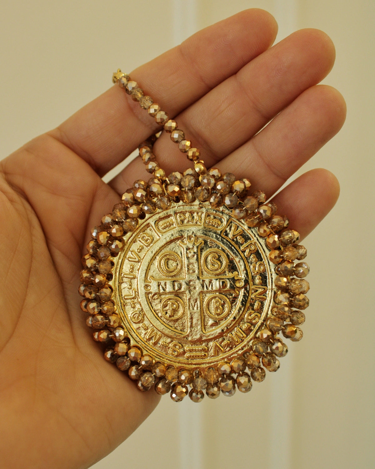 Colgante religioso de la Medalla de San Benito, símbolo de protección y fe, ideal para uso diario.