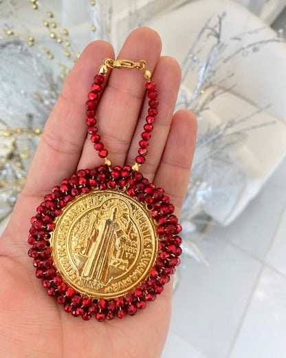 Medalla religiosa Medalla de San Benito en bronce bañado en oro con cristales rojos brillantes.