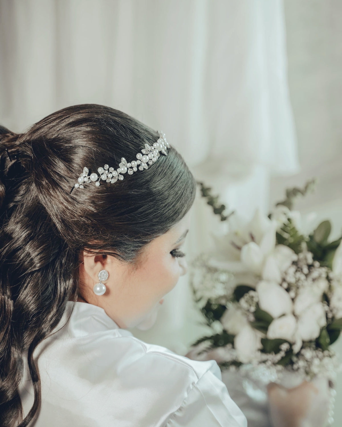 Tocado de Novia Clasica con perlas blancas y cristales, diseño artesanal para un look elegante y atemporal.