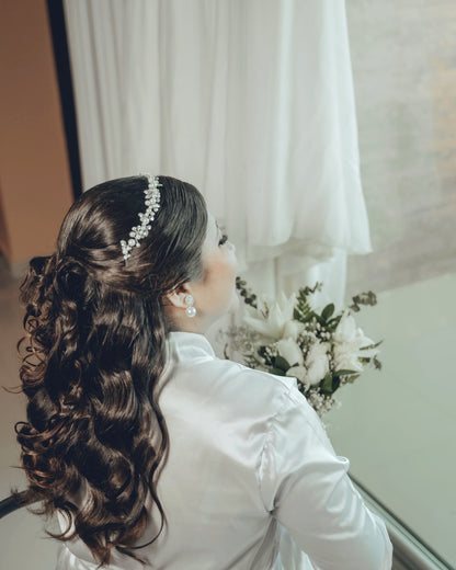 Accesorio de novia con perlas y cristales, un Tocado de novia clasica que aporta brillo y elegancia a tu gran día.