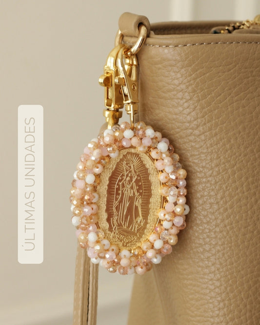 Llavero Virgen Maria dorado, símbolo de devoción y elegancia.